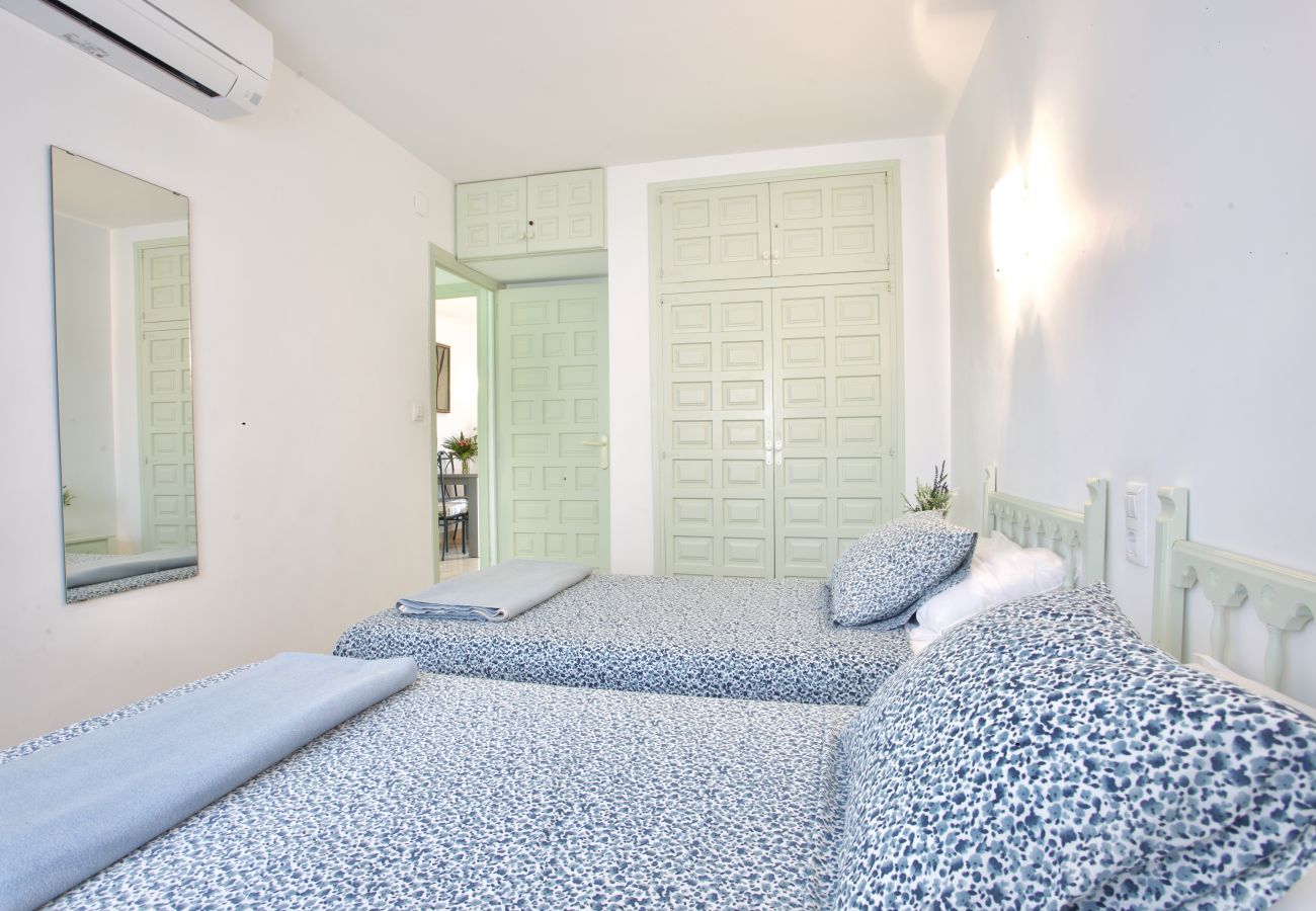 Ferienwohnung in Denia - Apartamento Primera Linea Urb. Playa Grande