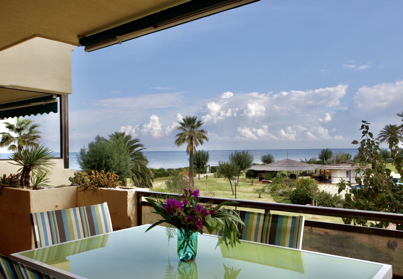 Ferienwohnung in Denia - Apartamento Primera Linea Urb. Playa Grande